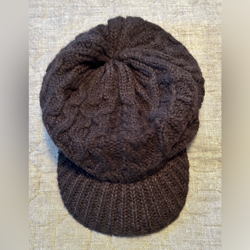 EUC Black wool-blend, cable-knit newsboy hat - plenty of stretch